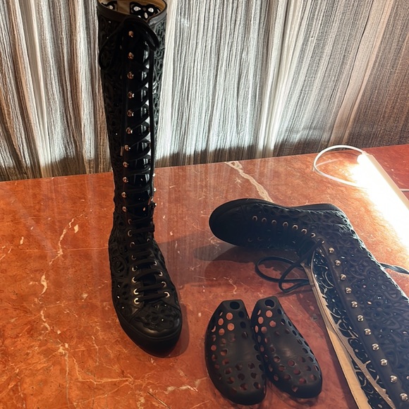 Authentic Chanel. Double sided leather sneaker/boots fabulous camellias all over - Picture 15 of 16